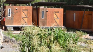 A row of cabins with a mountain in the background. - Glamping Tilcara El Obrador (Tilcara)