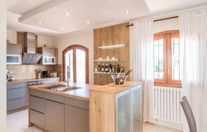 Fridge, microwave, oven, stovetop - Villa 'Leonie' with Sea View, Wi-Fi and Air Conditioning (Capdepera)