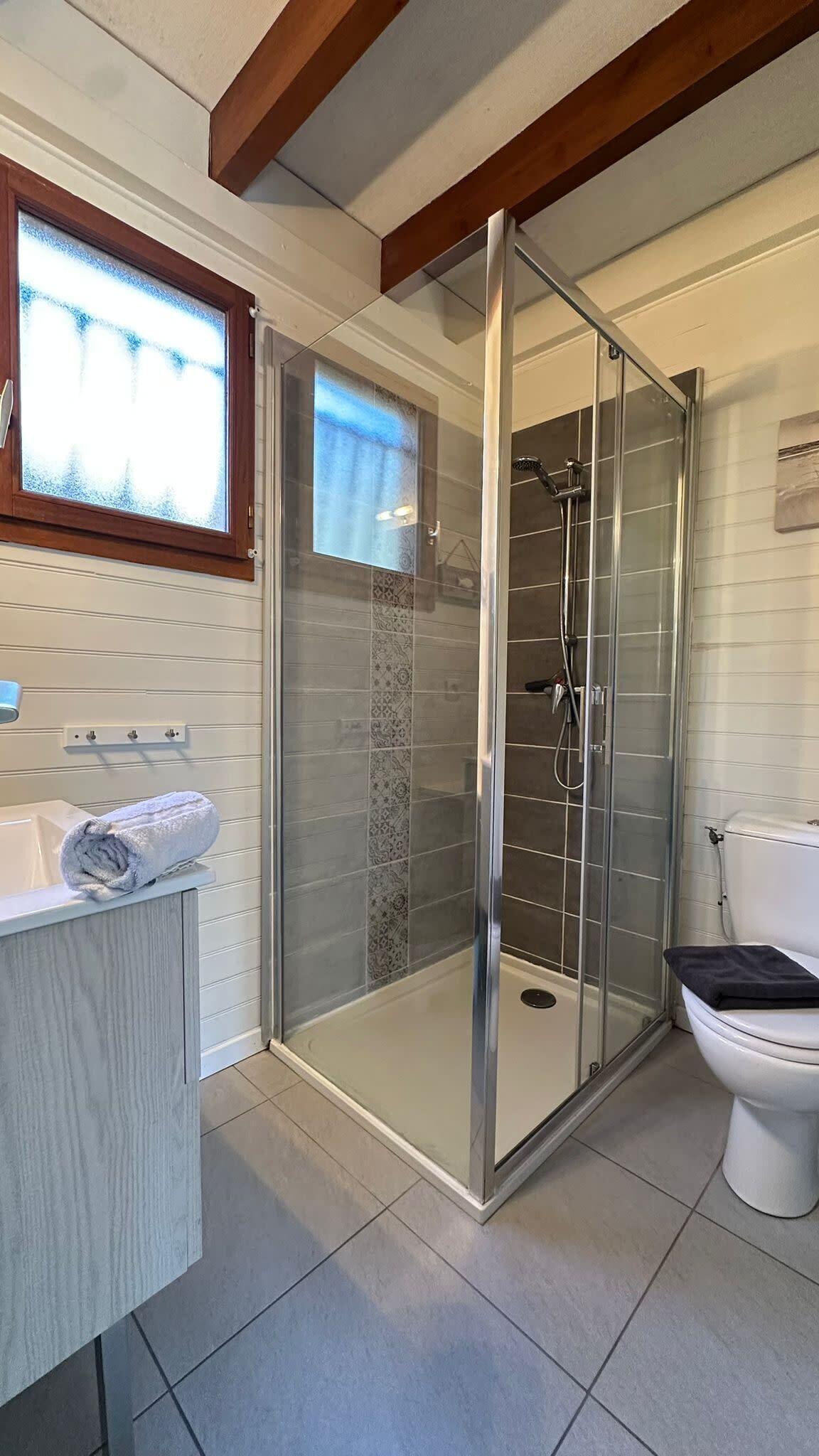 Een douche, een haardroger, handdoeken