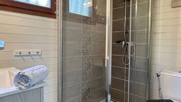 Een douche, een haardroger, handdoeken