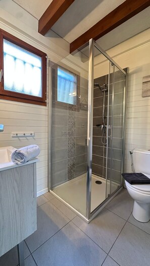 Bathroom - chalet with swimming pool in leisure park (Gujan-Mestras)