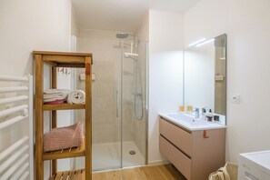 Dusche, Haartrockner, Handtücher