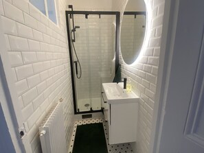 Shower, hair dryer, towels - Bright 47m² near Montparnasse & Metro 13 (Paris)