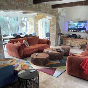 TV, fireplace - Luxury Six-Fours villa with Pool and Jacuzzi (Six-Fours-les-Plages)