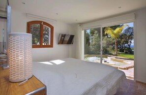 Iron/ironing board, WiFi, bed sheets - Luxury Six-Fours villa with Pool and Jacuzzi (Six-Fours-les-Plages)