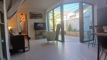 TV, DVD player, stereo, offices