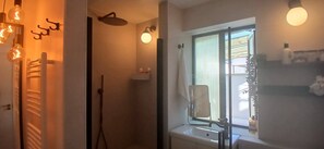 Shower, hair dryer, shampoo - Stylish Cottage with Loft Sleeps 4 (Dublin)