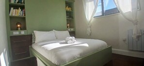 Iron/ironing board, Internet, bed sheets - Stylish Cottage with Loft Sleeps 4 (Dublin)