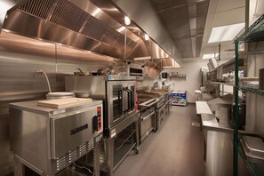 Fridge, microwave, oven, stovetop - Last Minute Disney Getaway! Private Pool, Game Room & Themed Bedrooms. Book Now! #163615 (Orlando)
