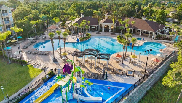 Ein Resort mit mehreren Schwimmbecken, einem Wasserpark und einem Gebäude mit einem Balkon mit Blick auf die Umgebung.
