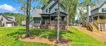 Waterfront 4 bedroom house on beautiful Lake Martin, AL - sleeps 10