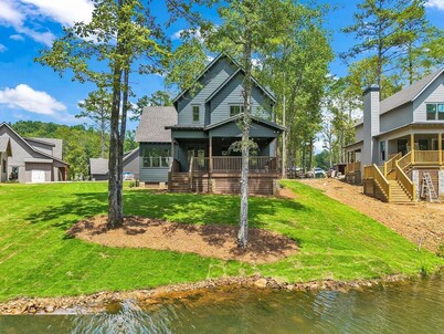 Waterfront 4 bedroom house on beautiful Lake Martin, AL - sleeps 10