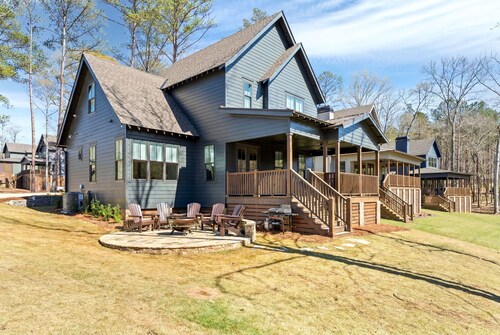 Waterfront 4 bedroom house on beautiful Lake Martin, AL - sleeps 10