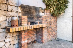 Property grounds - Holiday Home 'La Ferme Du Château' with Private Terrace and Wi-Fi (Venon)