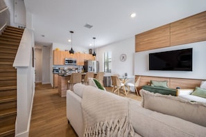 Eine moderne Wohnung mit Küche, Essbereich und Wohnzimmer.