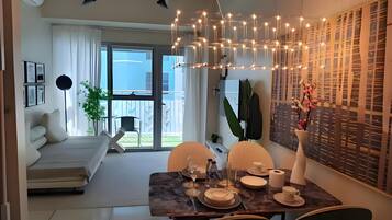 Deluxe-Apartment, 1Â King-Bett und Schlafsofa, Haustiere gestattet, Stadtblick | Wohnbereich