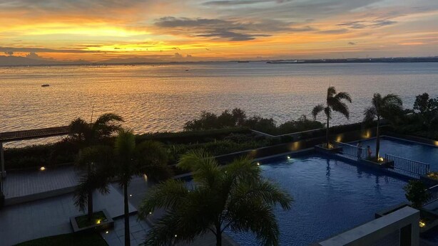 Una piscina con vistas al atardecer.