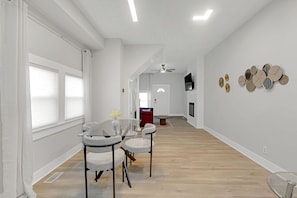Ein modernes Interieur mit Essbereich, Flur und Küche.