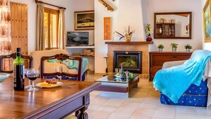 Una sala de estar con chimenea, muebles de madera y un sofá.