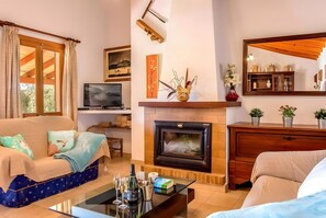 TV, fireplace, DVD player - Villa Geroni with Mountain View, Private Pool, Terrace, A/C & Wi-Fi (Illes Balears)