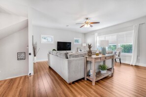 Smart TV - 🐚🌴Luxury 4BR Home w/ Private Elevator | Community Pool | Driftwood Dunes🌴🐚 (Pensacola)