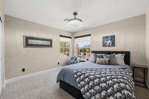 Upstairs Bedroom - Tranquil 4-Bedroom House in charming Cave Creek-Fresh Remodel (Cave Creek)