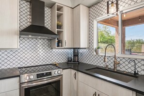 Private kitchen - Tranquil 4-Bedroom House in charming Cave Creek-Fresh Remodel (Cave Creek)