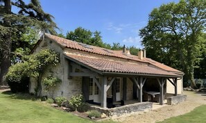 Exterior - Charming Detached Stone House with Private Pool in the Heart of Périgord, No Overlook (Limeyrat)
