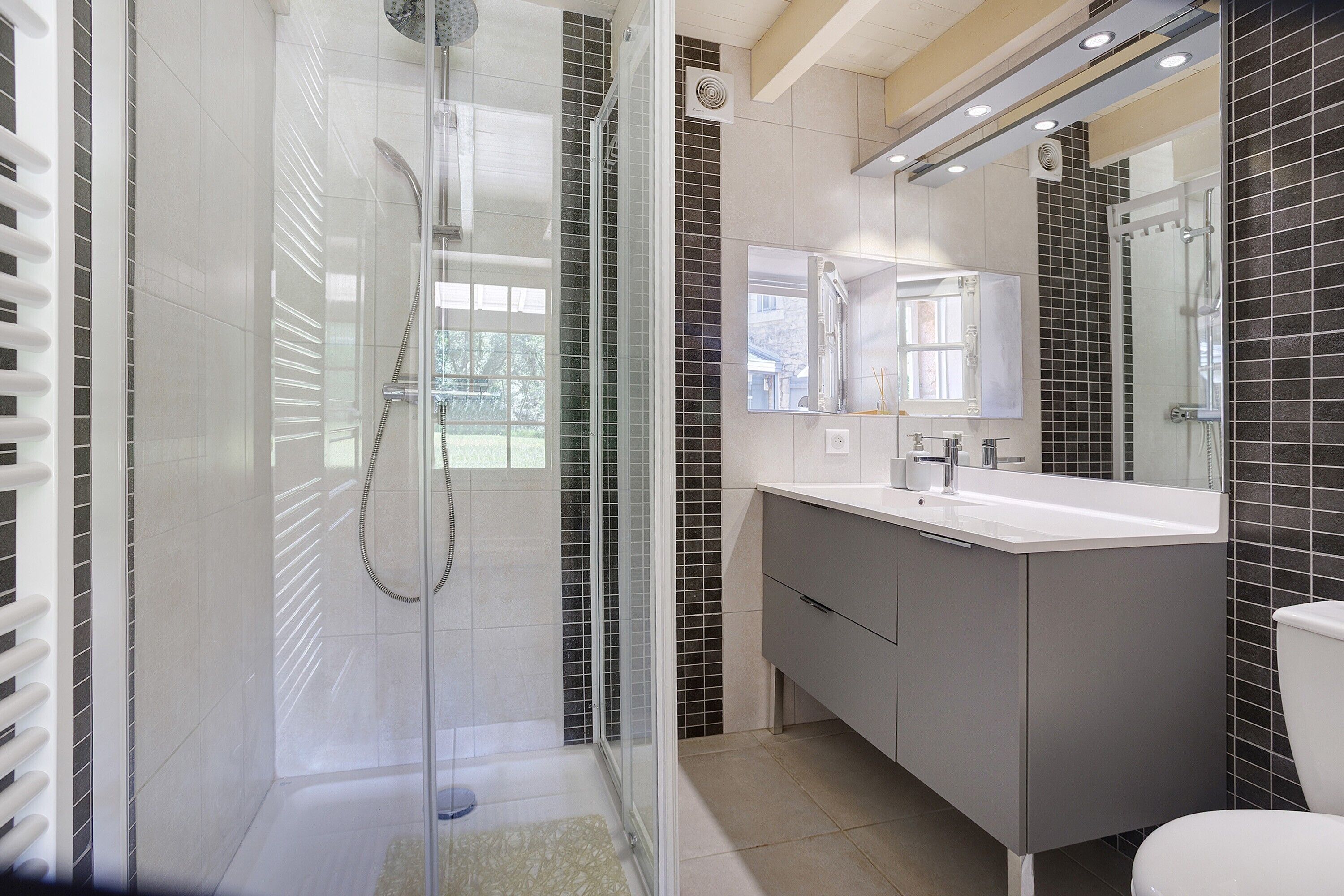 Shower, hair dryer, towels