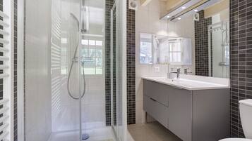 Shower, hair dryer, towels