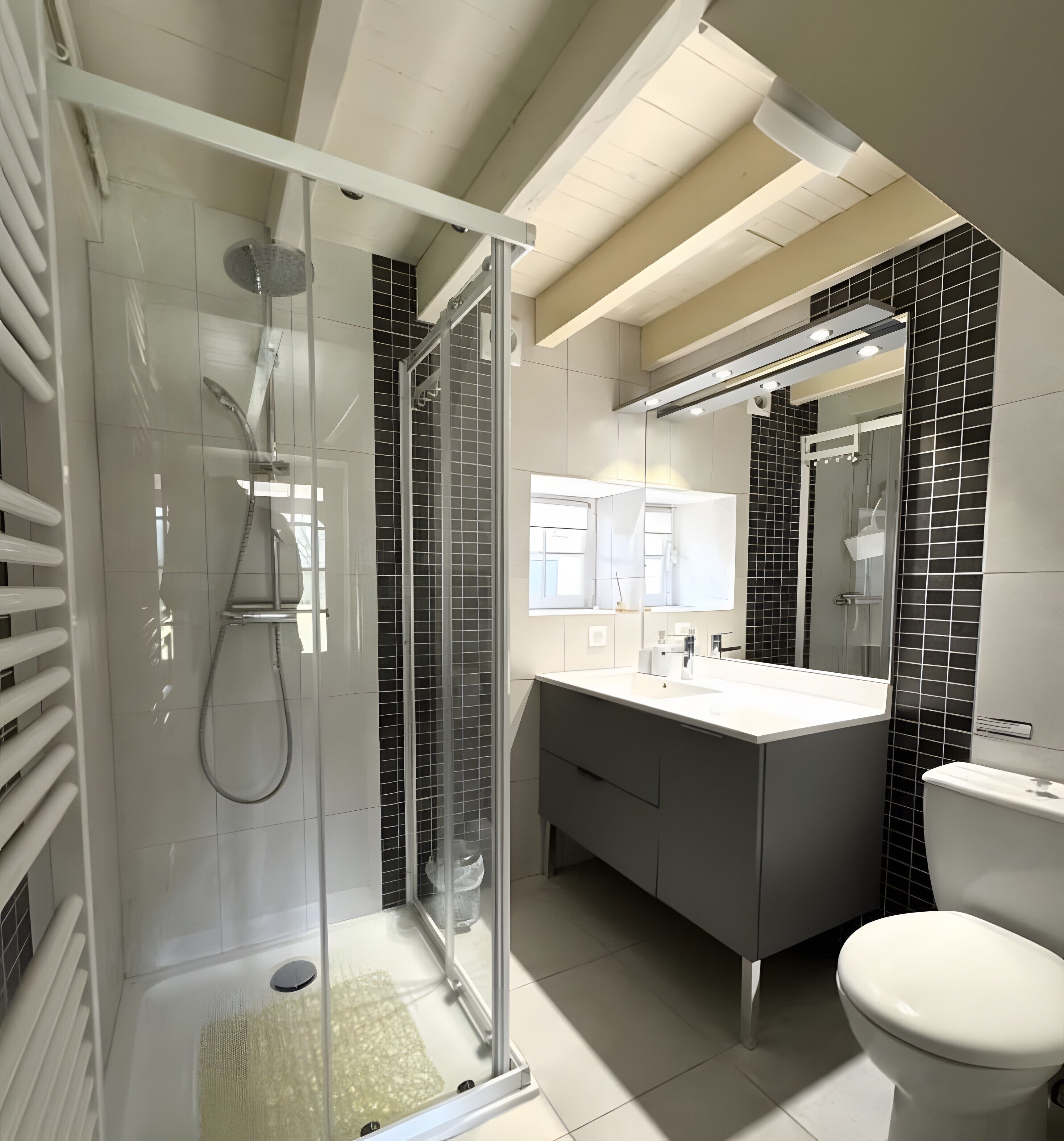 Een douche, een haardroger, handdoeken