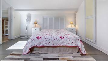 Tabla de planchar con plancha, wifi y ropa de cama