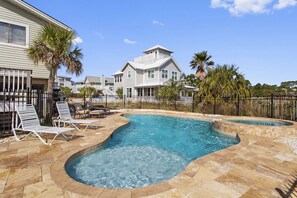 A heated pool - 🏖️Private Pool | Bikes | Pet Friendly | Close to Beach | Rising Tide🏖️ (Santa Rosa Beach)