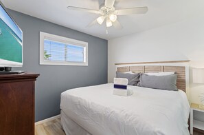 Tabla de planchar con plancha, wifi gratis y ropa de cama 