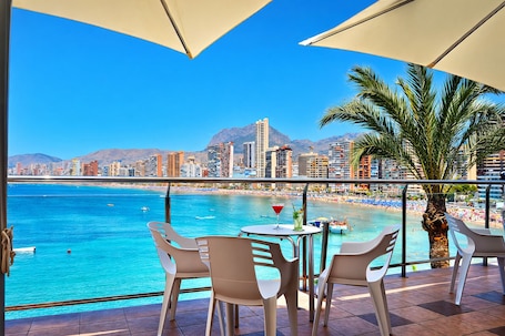Outdoor dining. Hotel Bossh Lido