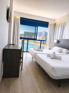 A hotel room with a bed, a desk, and a chair. - Hotel Bossh Lido (Benidorm)