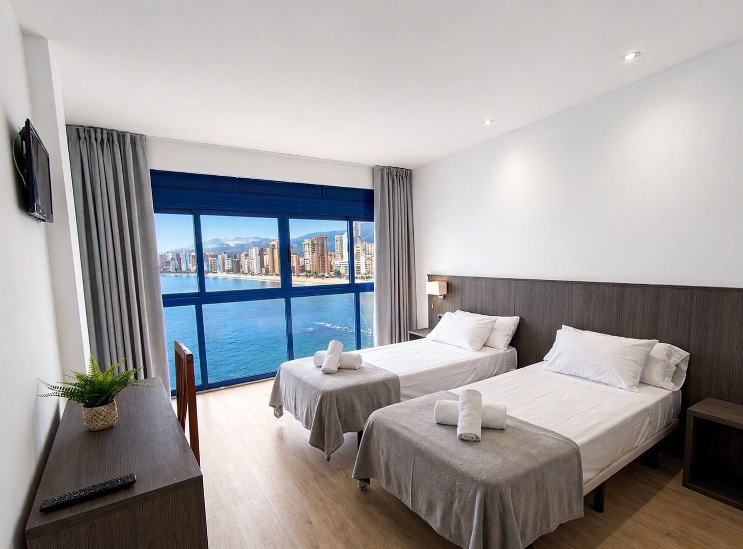 Habitación doble superior, varias camas, vista al mar, frente al océano | Edredón, caja de seguridad en la habitación y escritorio 