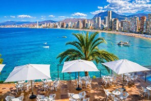 A coastal cityscape with a clear view of the sea, a beach, and a city skyline. - Hotel Bossh Lido (Benidorm)