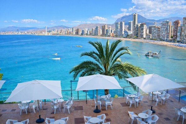 Outdoor dining - Hotel Bossh Lido (Benidorm)