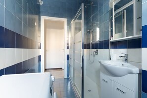 Shower, bidet, towels - GuestHost - Cozy apartment of approximately 55 m2, able to accommodate up to 4 people, located on the first floor of a building with lift (NOT suitable for people in wheelchairs).The property is located in the Risorgimento district, in a residential area (Milan)