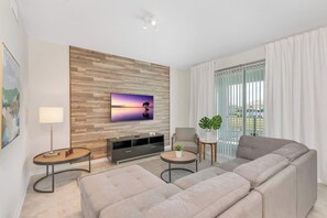 Een televisie en een kantoor
