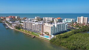 Un grand hôtel à étages, doté d’une piscine et d’un port de plaisance.