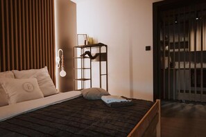 A modern bedroom with a bed, a bedside table, and a wardrobe. - Holiday Home, Bedroom With Bathtub, Jacuzzi (Koscierzyna)