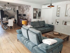 Living area - 4 BEDROOM VILLA WITH POOL - SLEEPS 8 - QUIET BUT CLOSE TO SHOPS (Callian)