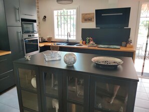 Private kitchen - 4 BEDROOM VILLA WITH POOL - SLEEPS 8 - QUIET BUT CLOSE TO SHOPS (Callian)