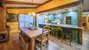 Un interior de madera con comedor, cocina y barra.