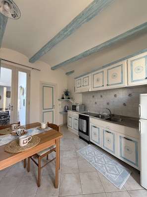 Fridge, microwave, oven, stovetop - Essenedda Holiday Home: Two-Room Apartment in the Historic Center (Orosei)