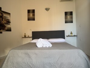 Room - Essenedda Holiday Home: Two-Room Apartment in the Historic Center (Orosei)