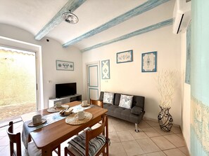 TV - Essenedda Holiday Home: Two-Room Apartment in the Historic Center (Orosei)