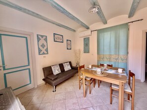 Interior - Essenedda Holiday Home: Two-Room Apartment in the Historic Center (Orosei)